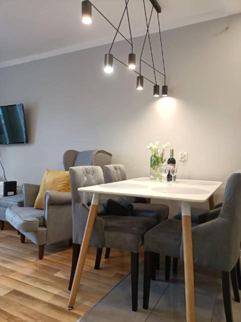 Family & Business Elegant Apartments Rynek Centrum Downtown - 2 Bedroom, Balcony, Parking キェルツェ エクステリア 写真