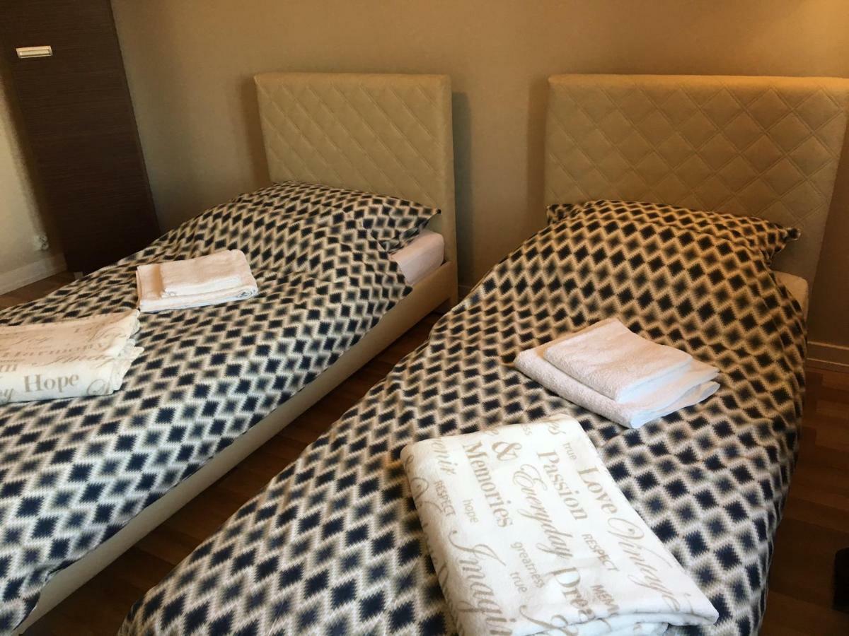 Family & Business Elegant Apartments Rynek Centrum Downtown - 2 Bedroom, Balcony, Parking キェルツェ エクステリア 写真