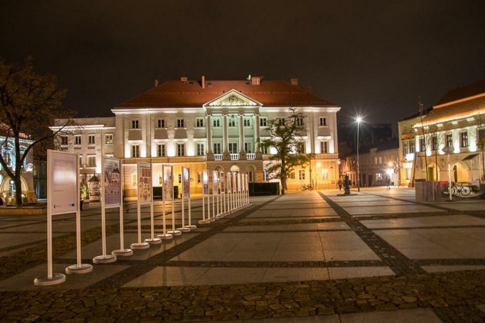 Family & Business Elegant Apartments Rynek Centrum Downtown - 2 Bedroom, Balcony, Parking キェルツェ エクステリア 写真